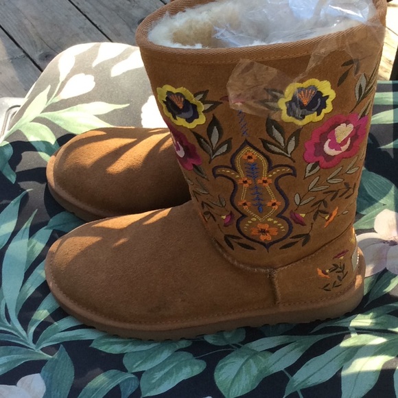 UGG Juliette Tan embroidered boots EUC US 6 As New - Picture 8 of 10